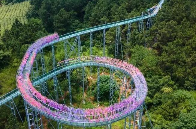 玻璃水滑道&mdash;&mdash;一款網紅景區必備的游樂設施