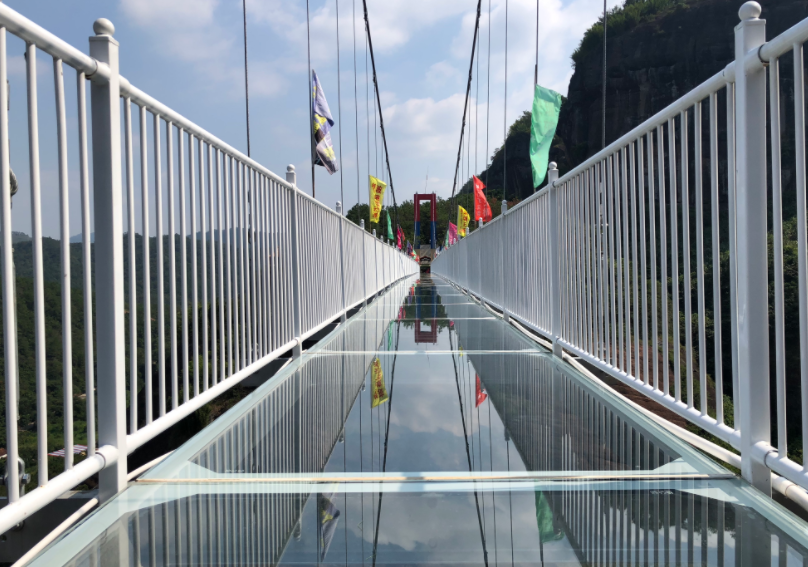 景區網紅項目&mdash;&mdash;玻璃吊橋吸引上萬游客拍照